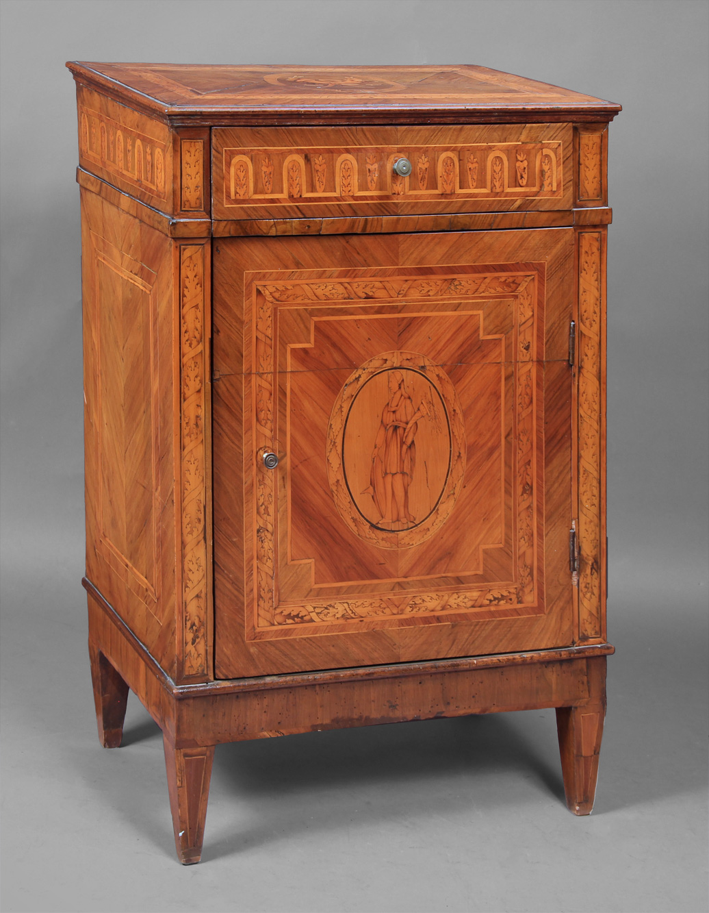  ANTIGUO MUEBLE ITALIANO DE ARRIMO. 