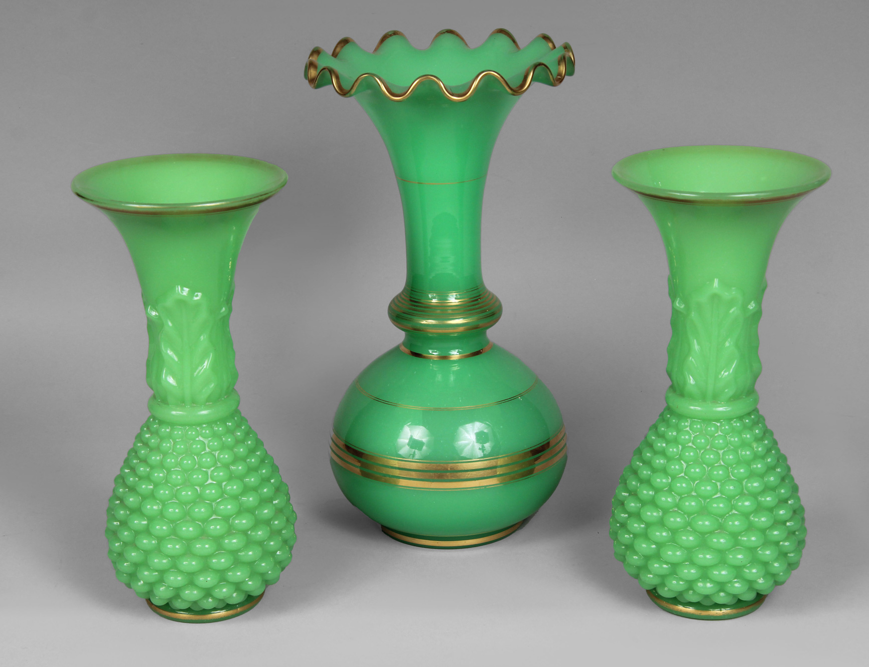 Lotes 505 y 506: 
																		PAR DE VASOS DE OPALINA FRANCESA COLOR VERDE. 
																		FLORERO DE OPALINA FRANCESA COLOR VERDE. 