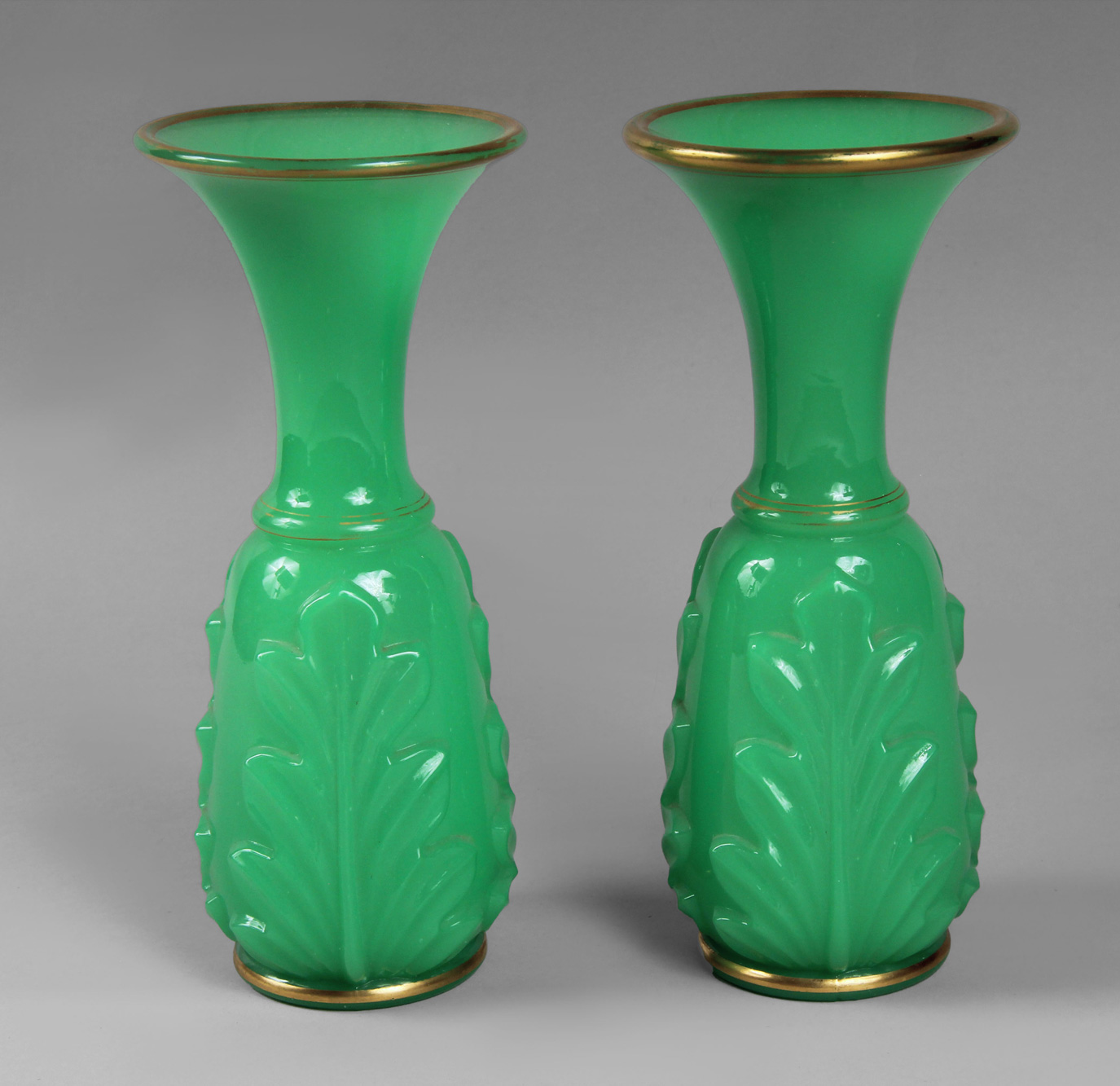  PAR DE VASOS DE OPALINA FRANCESA COLOR VERDE.