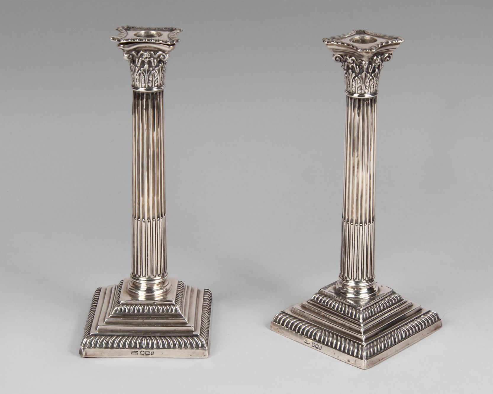  PAR DE CANDELEROS DE PLATA INGLESA SELLADA. 