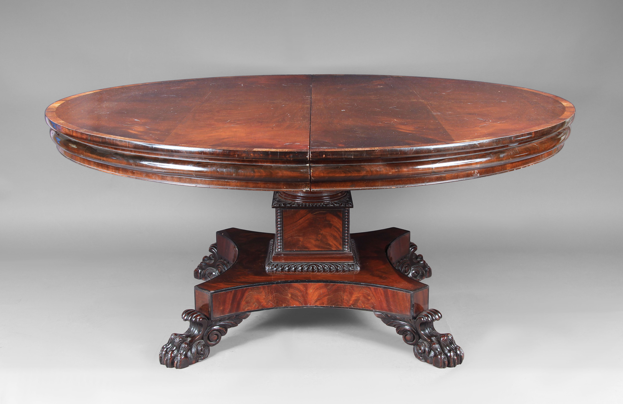  MESA CIRCULAR DE ESTILO INGLES CHIPPENDALE PARA COMEDOR. 