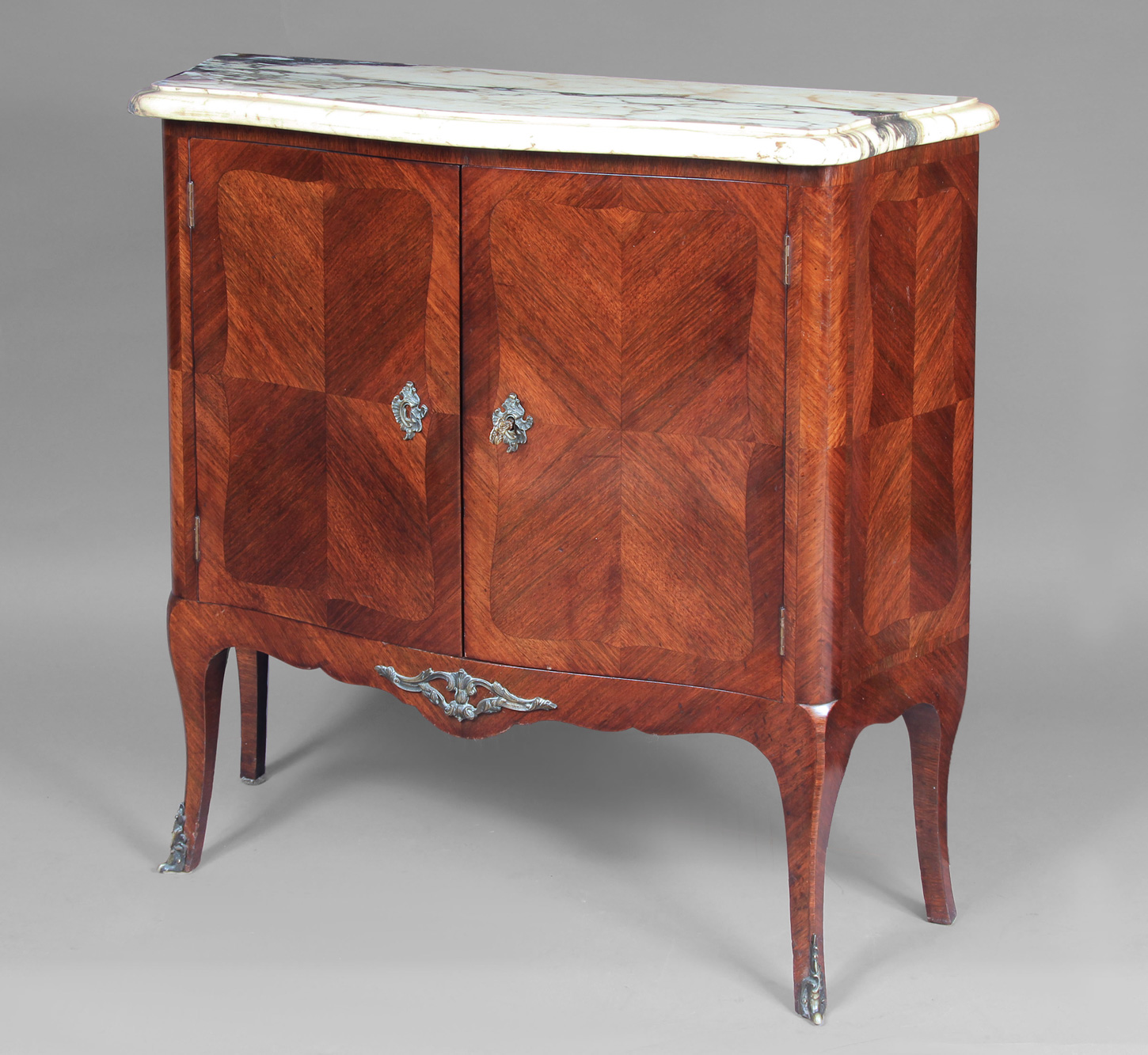  PEQUEÑO MUEBLE DE ARRIMO ESTILO FRANCES LUIS XV. 