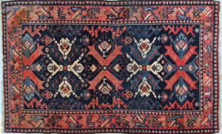 Lote 326: ANTIGUA ALFOMBRA CAUCASICA DE LANA TEJIDA A MANO.   ANTIGUA ALFOMBRA CAUCASICA DE LANA TEJIDA A MANO.  