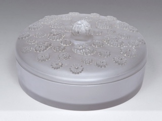Lote 464: BOMBONERA FRANCESA DE VIDRIO ARTISTICO LALIQUE CON TAPA.  BOMBONERA FRANCESA DE VIDRIO ARTISTICO LALIQUE CON TAPA. 