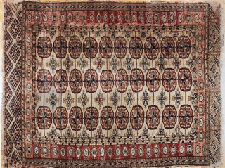 Lote 343: ALFOMBRA RUSA BOUCKARA DE LANA TEJIDA A MANO.  ALFOMBRA RUSA BOUCKARA DE LANA TEJIDA A MANO. 