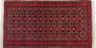 Lote 327: PEQUEÑA ALFOMBRA DE LANA TEJIDA A MANO.  PEQUEÑA ALFOMBRA DE LANA TEJIDA A MANO. 