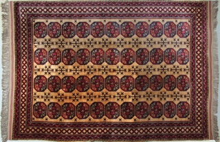 Lote 316: ALFOMBRA RUSA BOUCKARA DE LANA TEJIDA A MANO.  ALFOMBRA RUSA BOUCKARA DE LANA TEJIDA A MANO. 