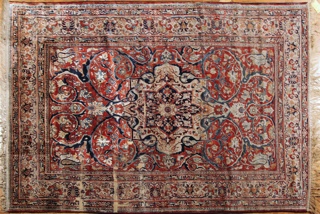 Lote 334: ANTIGUA ALFOMBRA PERSA DE SEDA TEJIDA A MANO.  ANTIGUA ALFOMBRA PERSA DE SEDA TEJIDA A MANO. 