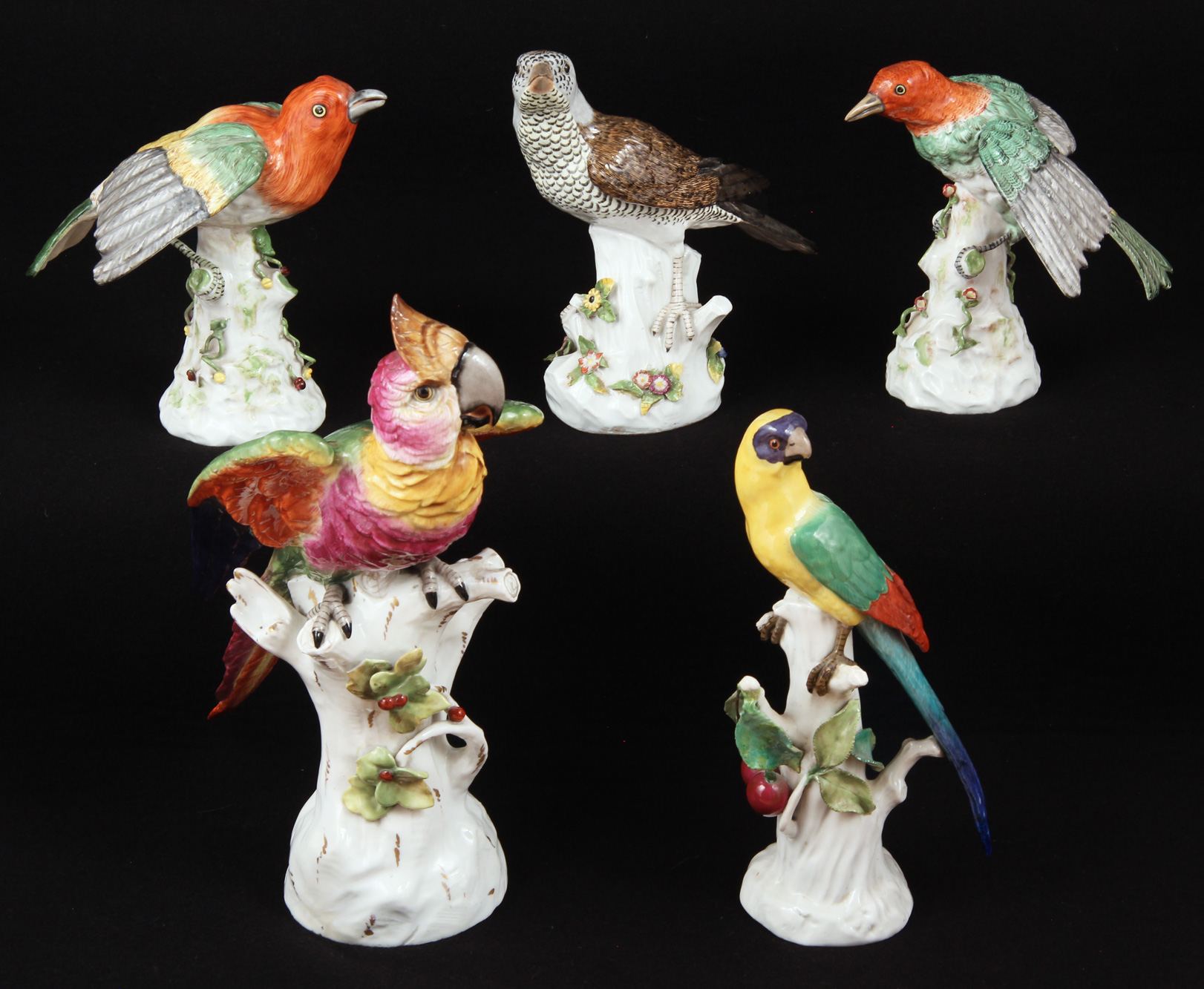 Lotes 323, 324 y 325: 
																		TRES ANTIGUAS FIGURAS DE PORCELANA ALEMANA DE MEISSEN. 
																		ANTIGUA FIGURA 'LORO' DE PORCELANA ALEMANA ESMALTADA. 
																		ANTIGUA FIGURA DE PORCELANA NAPOLITANA CAPO DI MONTE. 