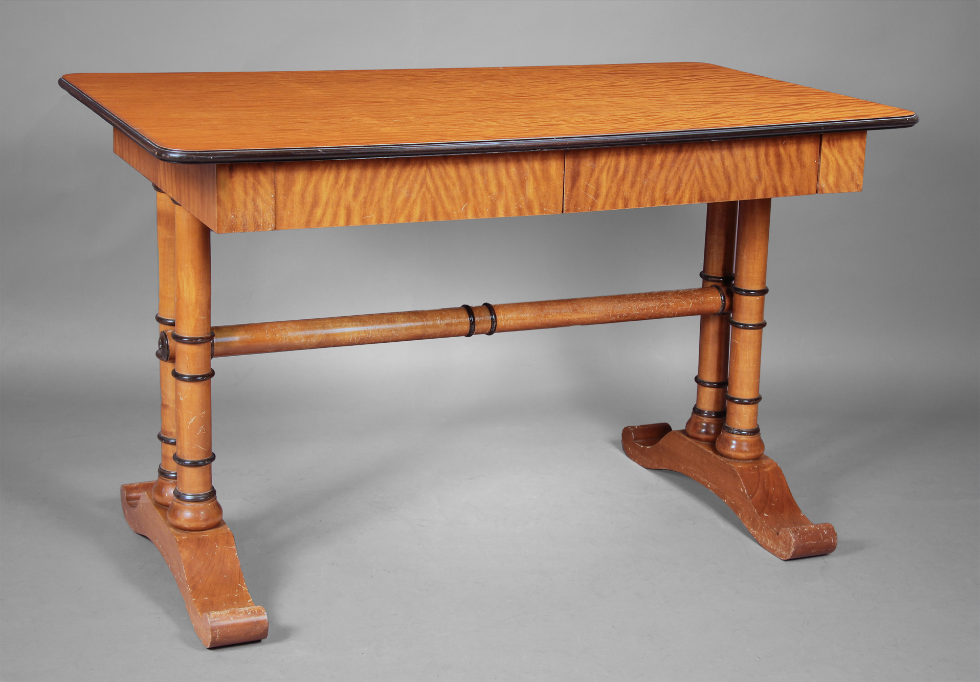  MESA ESCRITORIO DE ESTILO BIEDERMEIER. 