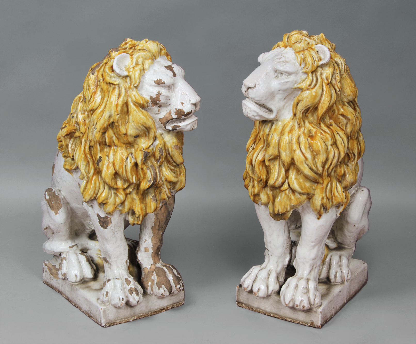  PAR DE LEONES ITALIANOS DE CERAMICA ESMALTADA. 