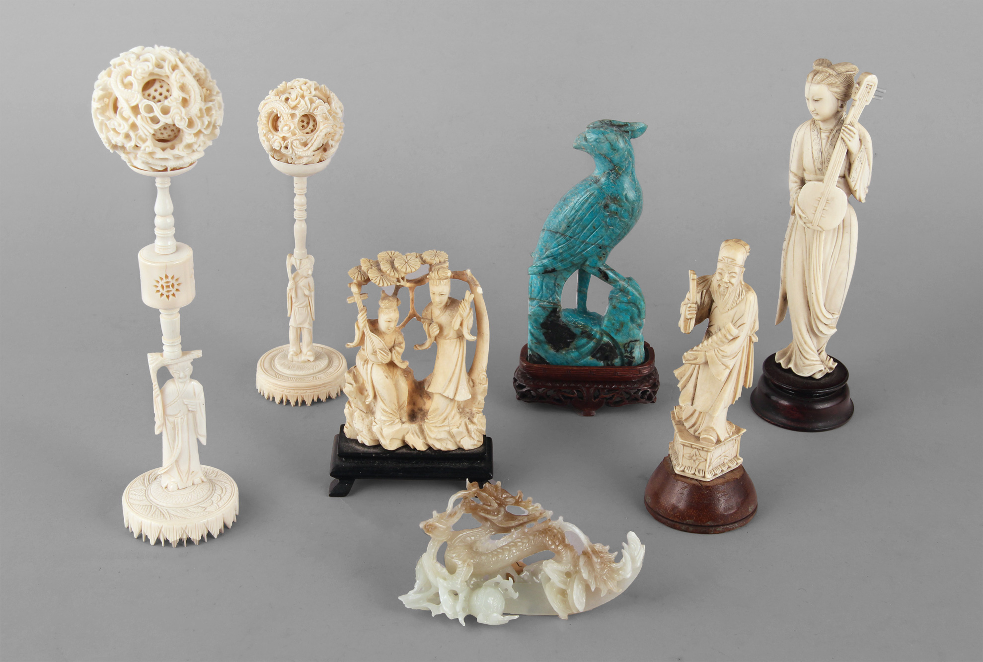 Lotes 479, 480, 481 y 482: 
																		DOS BOLAS DE LA PACIENCIA CHINAS CON SOPORTES ESCULPIDOS. 
																		PEQUEÑA FIGURA CHINA REPRESENTANDO UN AVE.
																		TRES PIEZAS CHINAS DE MARFIL ESCULPIDO. 
																		PEQUEÑA FIGURA CHINA DE JADE ESCULPIDO.