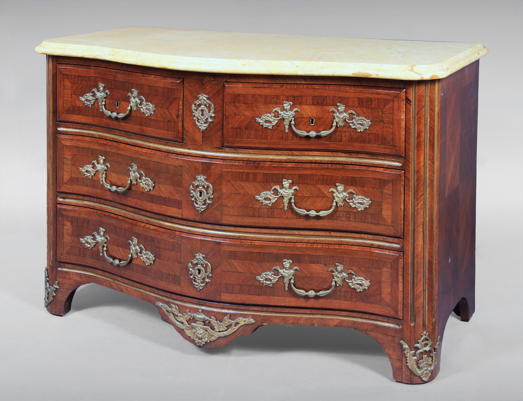  COMODA DE ESTILO FRANCES REGENCE. 