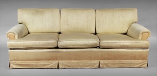 Lote 179: SOFA CONFORTABLE PARA TRES AMPLIOS CUERPOS. SOFA CONFORTABLE PARA TRES AMPLIOS CUERPOS.