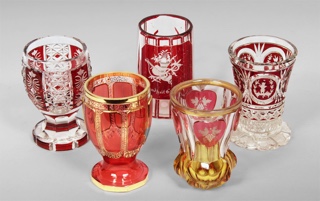 Lotes 353 y 354: 
																		TRES VASOS CHECOSLOVACOS MANUFACTURA DE BOHEMIA. 
																		DOS VASOS CHECOSLOVACOS MANUFACTURA DE BOHEMIA. 