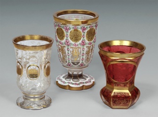 Lote 355: TRES VASOS CHECOSLOVACOS MANUFACTURA DE BOHEMIA.  TRES VASOS CHECOSLOVACOS MANUFACTURA DE BOHEMIA. 