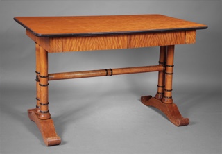 Lote 195: MESA ESCRITORIO DE ESTILO BIEDERMEIER.  MESA ESCRITORIO DE ESTILO BIEDERMEIER. 