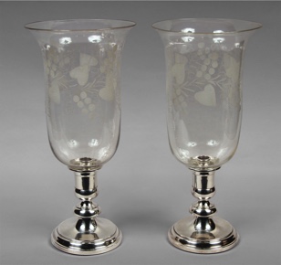 Lote 447: PAR DE CANDELEROS DE METAL FRANCES CHRISTOFLE PLATEADO.  PAR DE CANDELEROS DE METAL FRANCES CHRISTOFLE PLATEADO. 