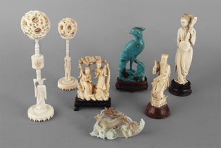 Lotes 479, 480, 481 y 482: 
																		DOS BOLAS DE LA PACIENCIA CHINAS CON SOPORTES ESCULPIDOS. 
																		PEQUEÑA FIGURA CHINA REPRESENTANDO UN AVE.
																		TRES PIEZAS CHINAS DE MARFIL ESCULPIDO. 
																		PEQUEÑA FIGURA CHINA DE JADE ESCULPIDO.