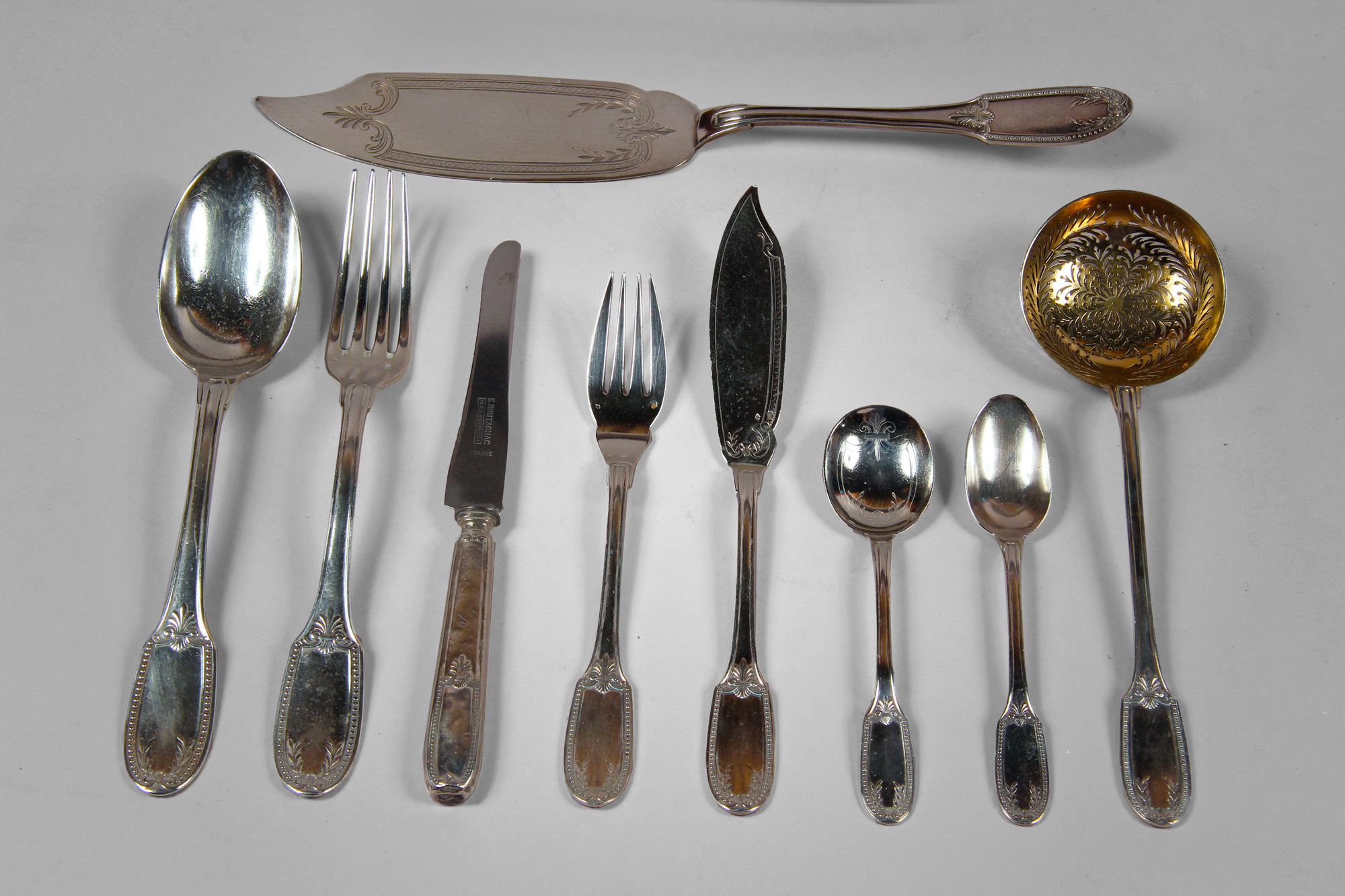  CONJUNTO DE CUBIERTOS DE PLATA FRANCESA SELLADA. 