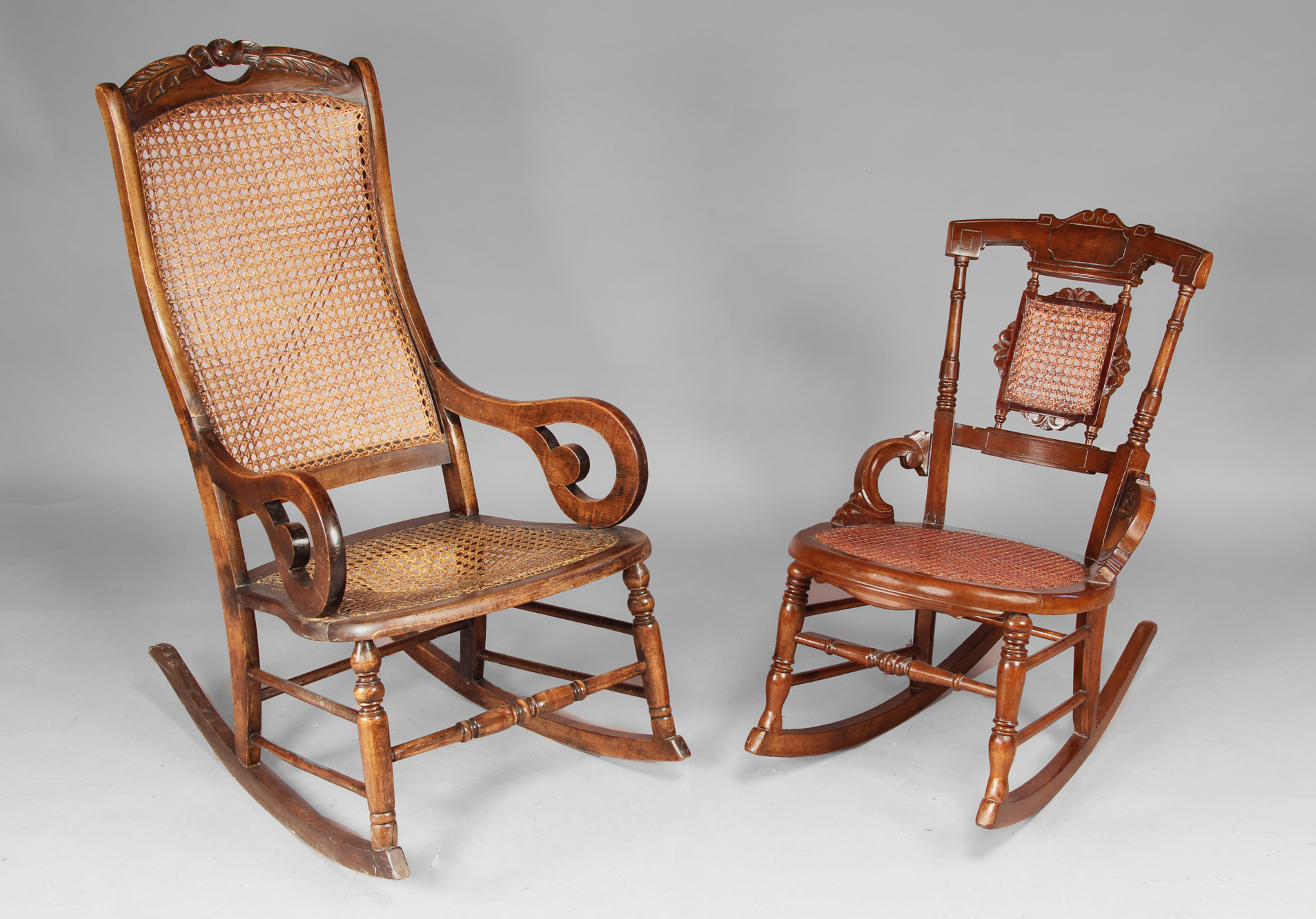 Lotes 202 y 210: 
																		SILLON MECEDOR DE ESTILO INGLES. 
																		PEQUEÑA SILLA MECEDORA DE ESTILO INGLES. 