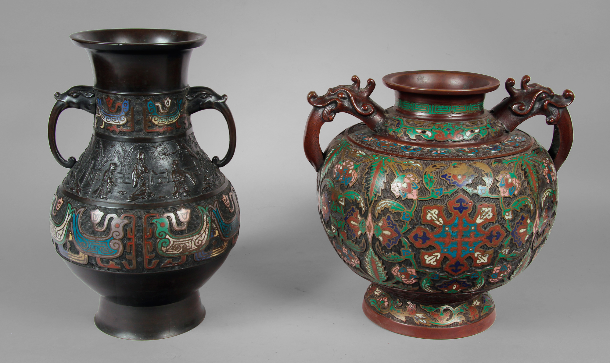 Lotes 424 y 423: 
																		VASO ORIENTAL DE BRONCE CLOISONNE CON ASAS LATERALES. 
																		VASO ORIENTAL DE BRONCE CLOISONNE CON ASAS LATERALES. 