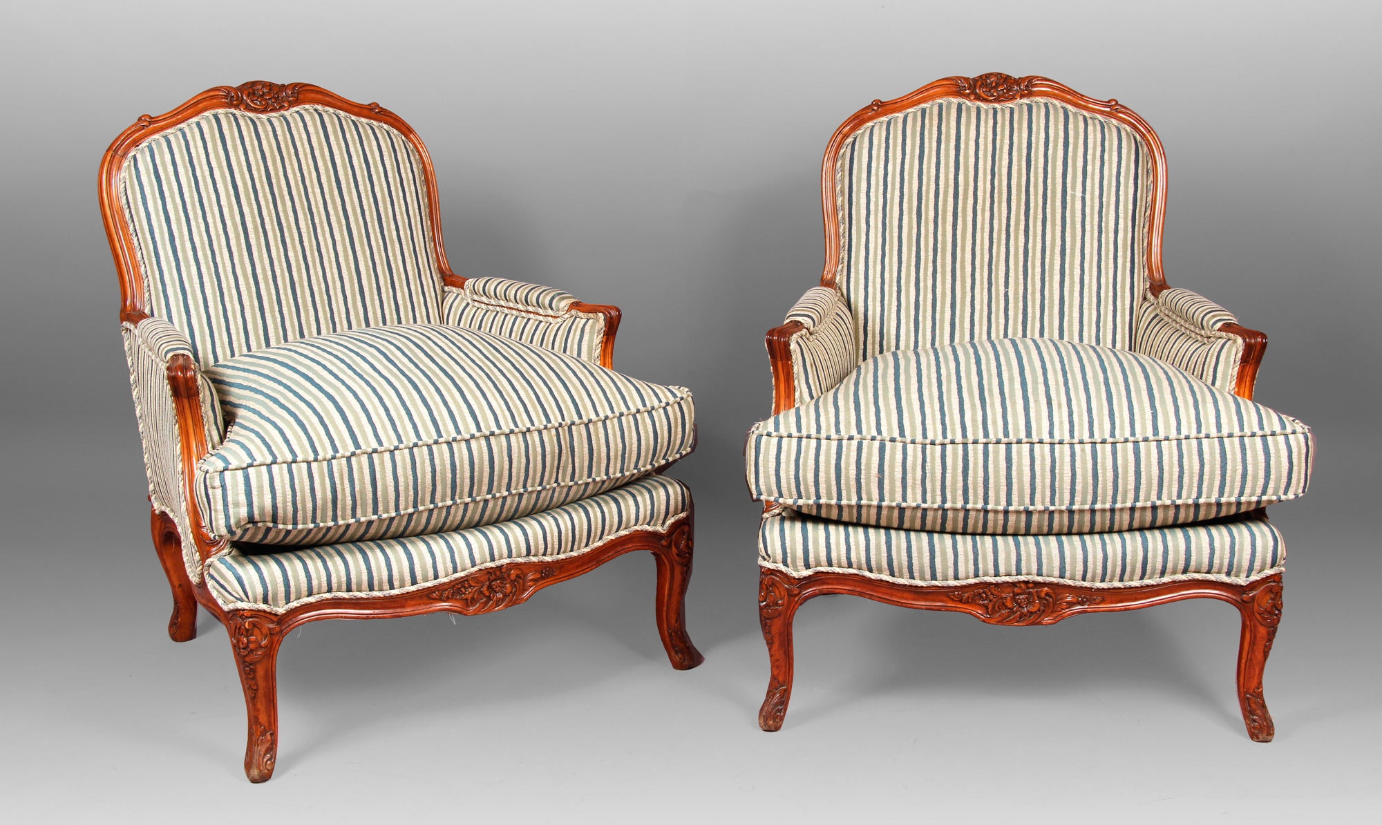  PAR DE SILLONES DE ESTILO FRANCES LUIS XV. 