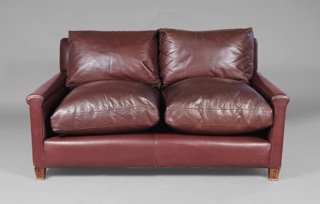 Lote 162: SOFA CONFORTABLE PARA DOS CUERPOS. SOFA CONFORTABLE PARA DOS CUERPOS.