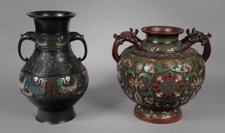 Lotes 424 y 423: 
																		VASO ORIENTAL DE BRONCE CLOISONNE CON ASAS LATERALES. 
																		VASO ORIENTAL DE BRONCE CLOISONNE CON ASAS LATERALES. 