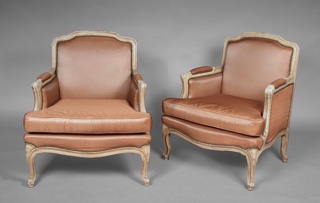 Lote 147: PAR DE SILLONES BERGERE DE ESTILO FRANCES LUIS XV.  PAR DE SILLONES BERGERE DE ESTILO FRANCES LUIS XV. 