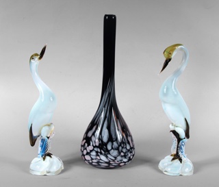 Lotes 403 y 455: 
																		PAR DE CIGUEÑAS DE VIDRIO ITALIANO DE MURANO.
																		FLORERO DE VIDRIO ARTISTICO MANUFACTURA DE MURANO. 