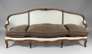 Lote 157: SOFA DE ESTILO FRANCES LUIS XV PARA TRES CUERPOS.  SOFA DE ESTILO FRANCES LUIS XV PARA TRES CUERPOS. 