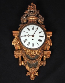 Lote 384: RELOJ DE APPLIQUE CON CAJA DE MADERA TALLADA Y DORADA.  RELOJ DE APPLIQUE CON CAJA DE MADERA TALLADA Y DORADA. 