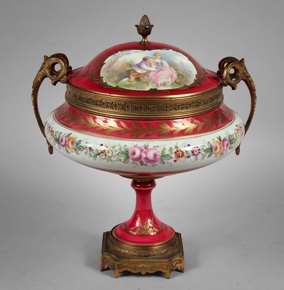 Lote 355: ANFORA DE PORCELANA FRANCESA DE SEVRES CON TAPA.  ANFORA DE PORCELANA FRANCESA DE SEVRES CON TAPA. 