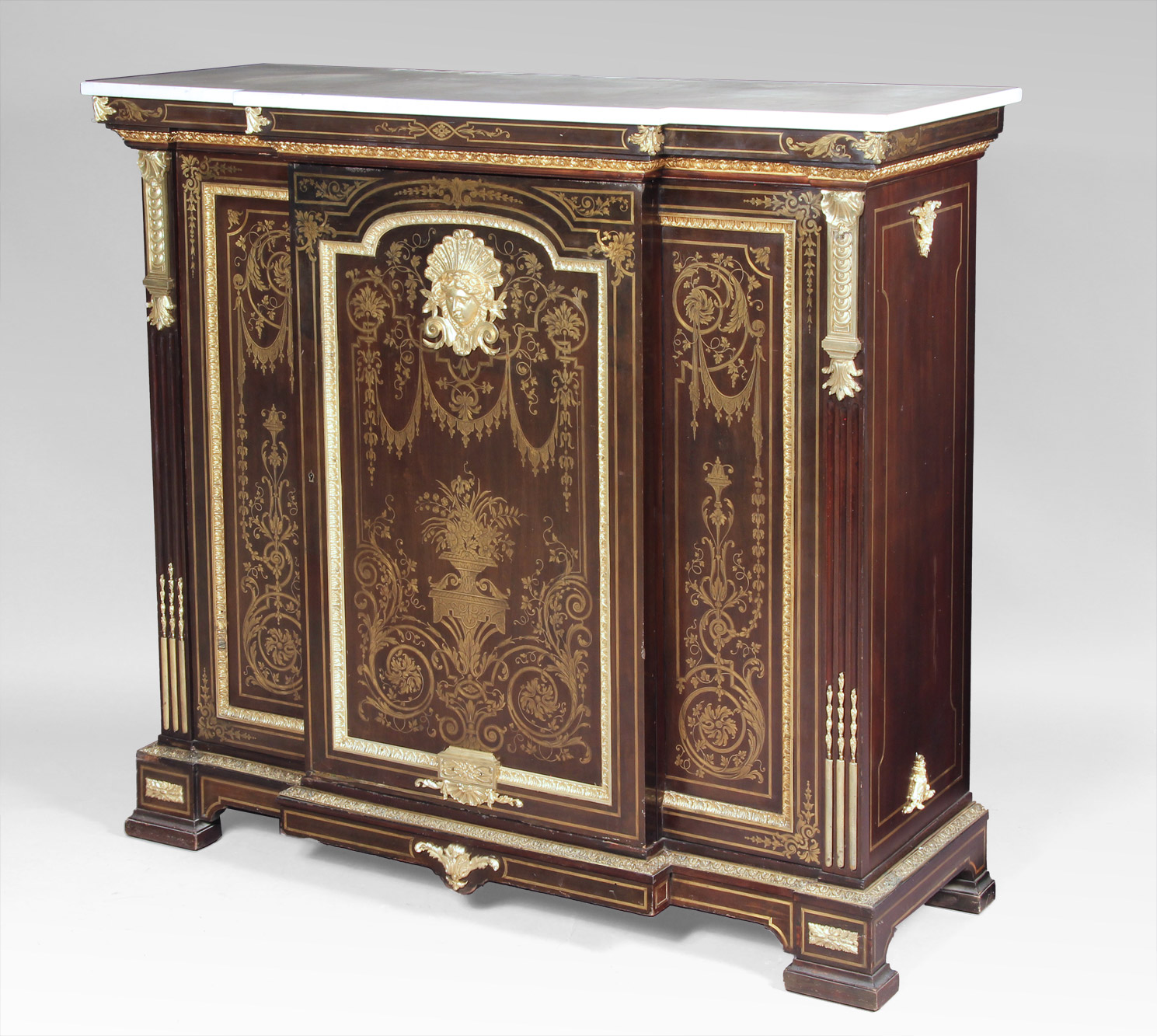  MUEBLE FRANCES DE ARRIMO ESTILO BOULLE. 