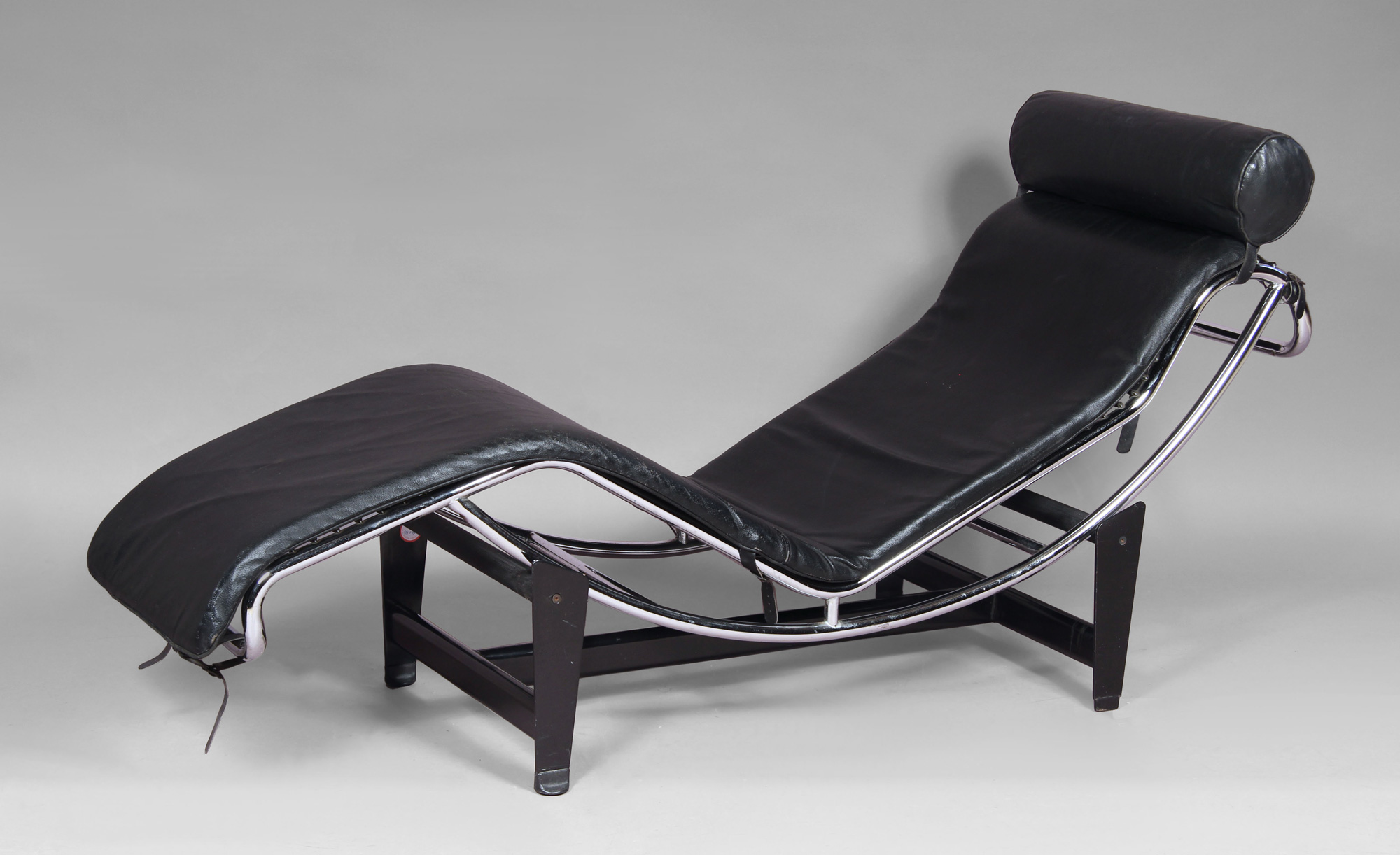  CHAISE LONGUE MODELO DE LE CORBUSIER. 