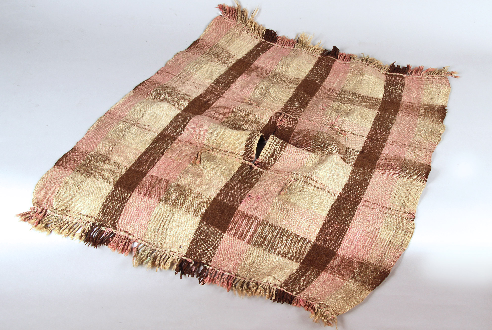  PEQUEÑO PONCHO DE NIÑO EN LANA TEJIDA EN TELAR. 