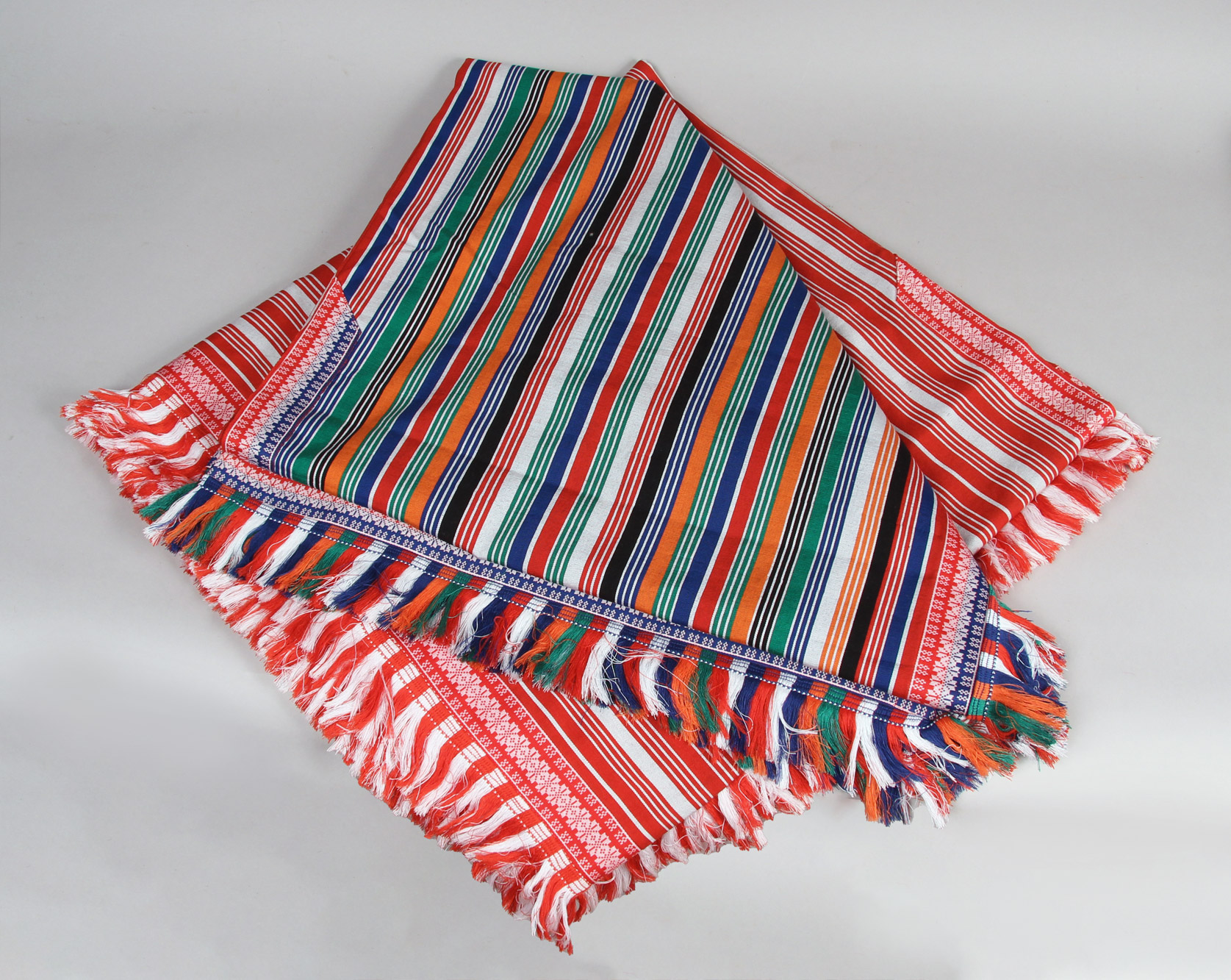 Lotes 397 y 396: 
																		PONCHO PARAGUAYO DE SESENTA LISTAS EN DOS TONOS. 
																		PONCHO PARAGUAYO DE SESENTA LISTAS MULTICOLOR. 