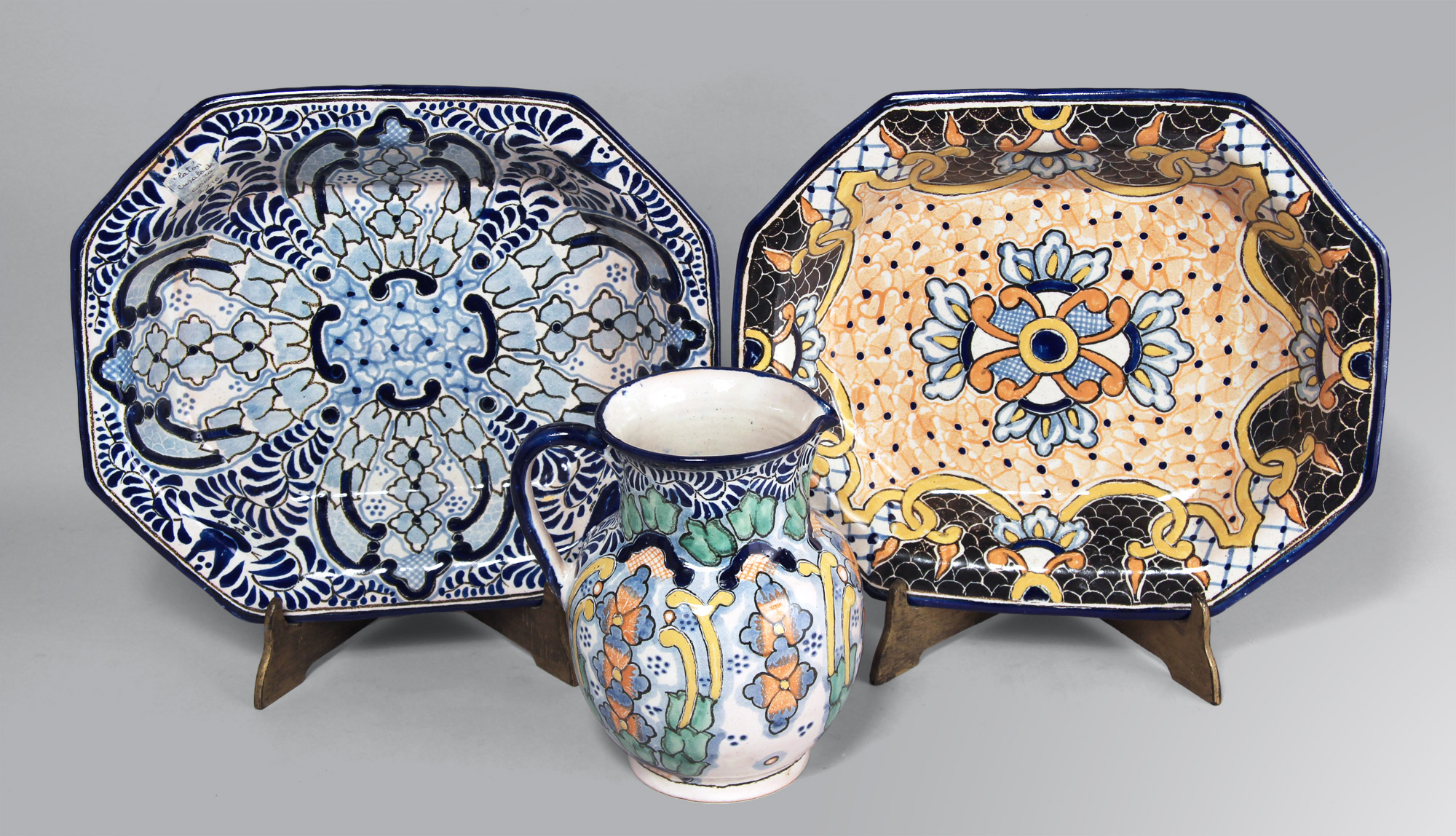  DOS ENSALADERAS Y UNA JARRA DE CERAMICA MEJICANA TALAVERA. 