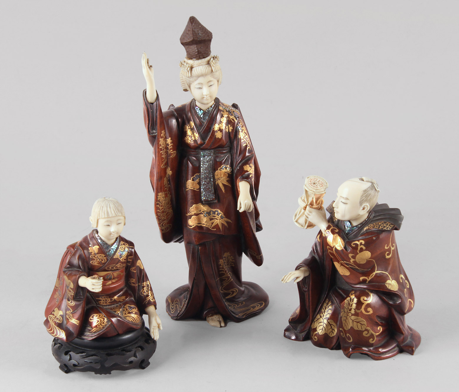  CUATRO FIGURAS JAPONESAS DE MADERA ESCULPIDA. 