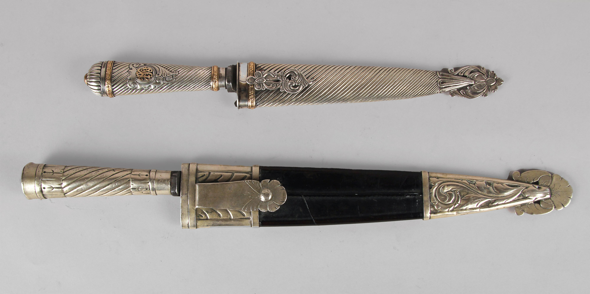 Lotes 512 y 511: 
																		CUCHILLO CRIOLLO CON EMPUÑADURA Y VAINA DE PLATA 800. 
																		ANTIGUO CUCHILLO CRIOLLO DE FINES DEL SIGLO XIX. 