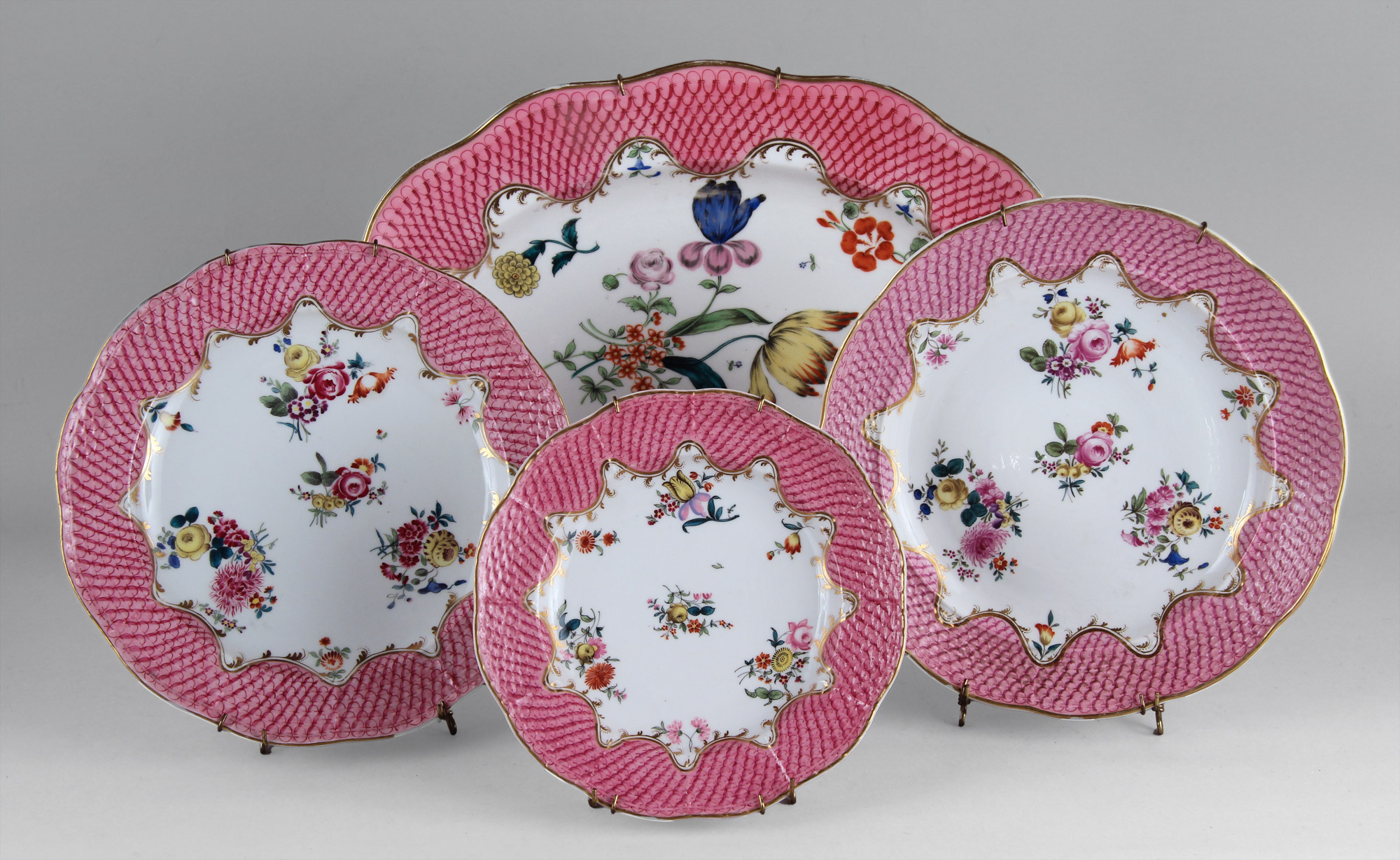  CONJUNTO DE PORCELANA HUNGARA DE HEREND PARA MESA. 