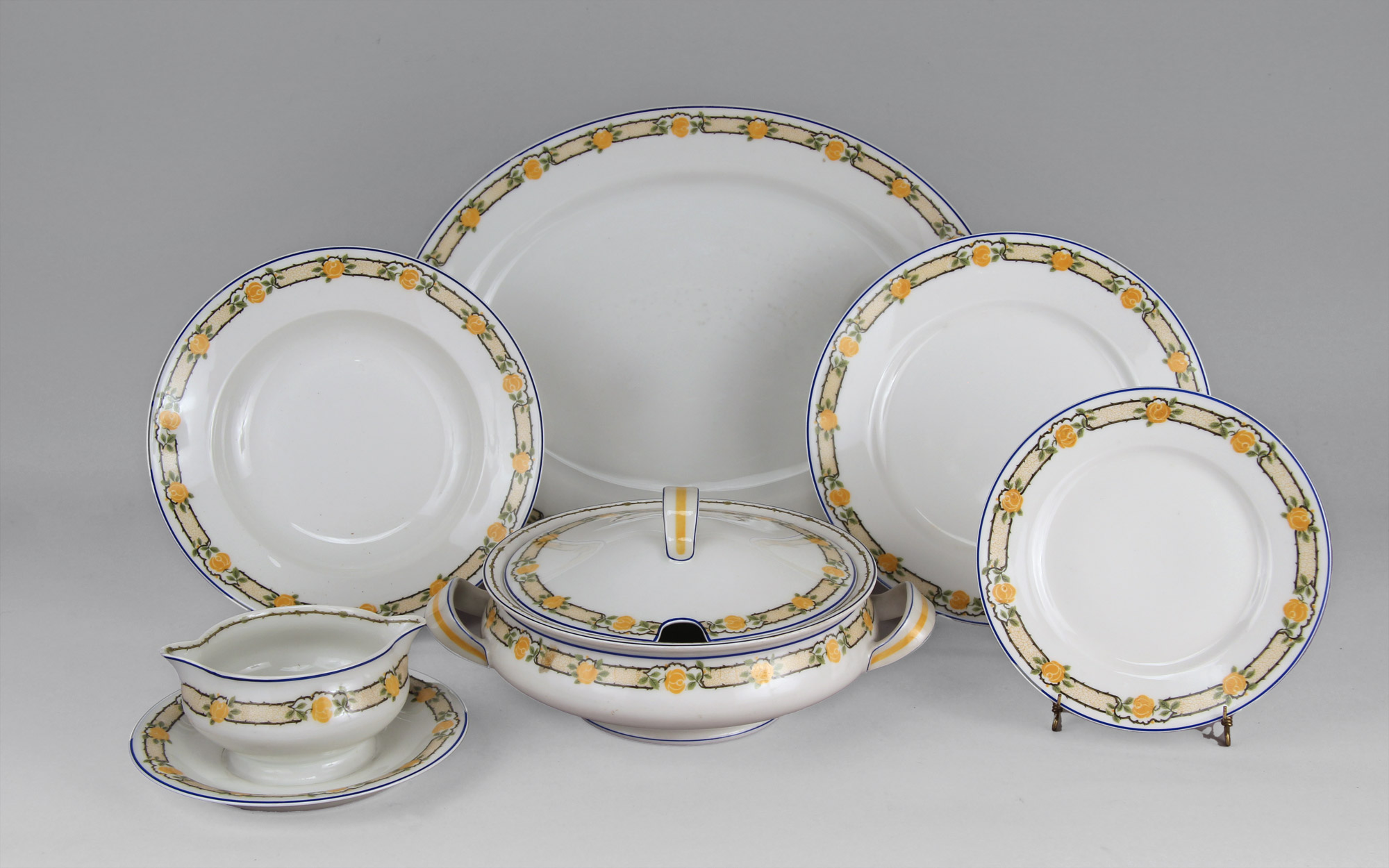  JUEGO DE PORCELANA FRANCESA LIMOGES PARA MESA. 