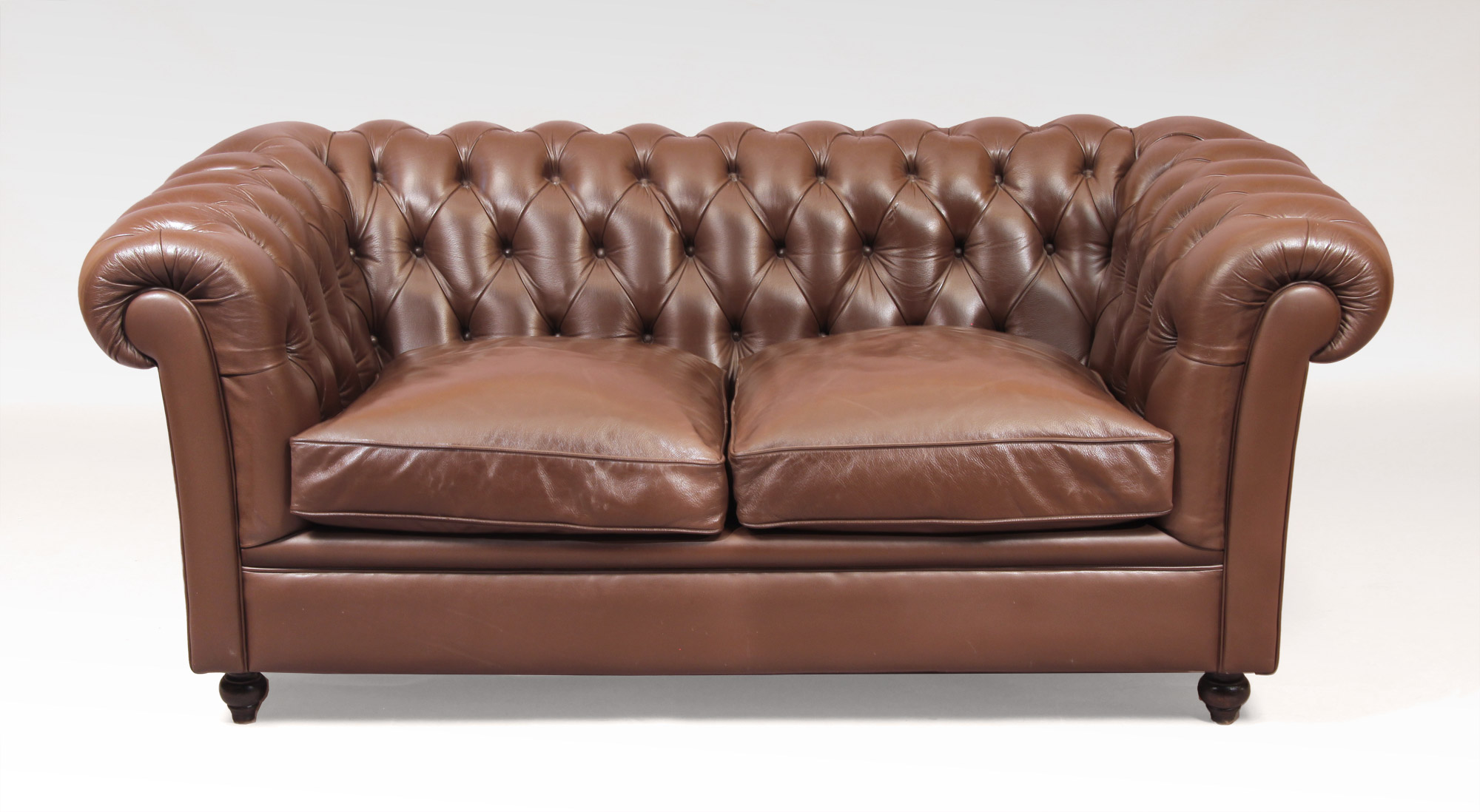  SOFA DE ESTILO INGLES CHESTERFIELD PARA DOS CUERPOS. 