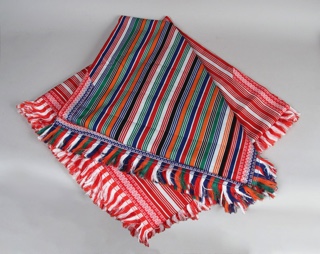 Lotes 397 y 396: 
																		PONCHO PARAGUAYO DE SESENTA LISTAS EN DOS TONOS. 
																		PONCHO PARAGUAYO DE SESENTA LISTAS MULTICOLOR. 