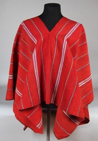 Lote 422: PONCHO JUJEÑO DE LANA HILADA TEJIDA EN TELAR.  PONCHO JUJEÑO DE LANA HILADA TEJIDA EN TELAR. 