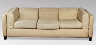 Lote 228: SOFA DE LINEA MODERNA PARA TRES CUERPOS.  SOFA DE LINEA MODERNA PARA TRES CUERPOS. 