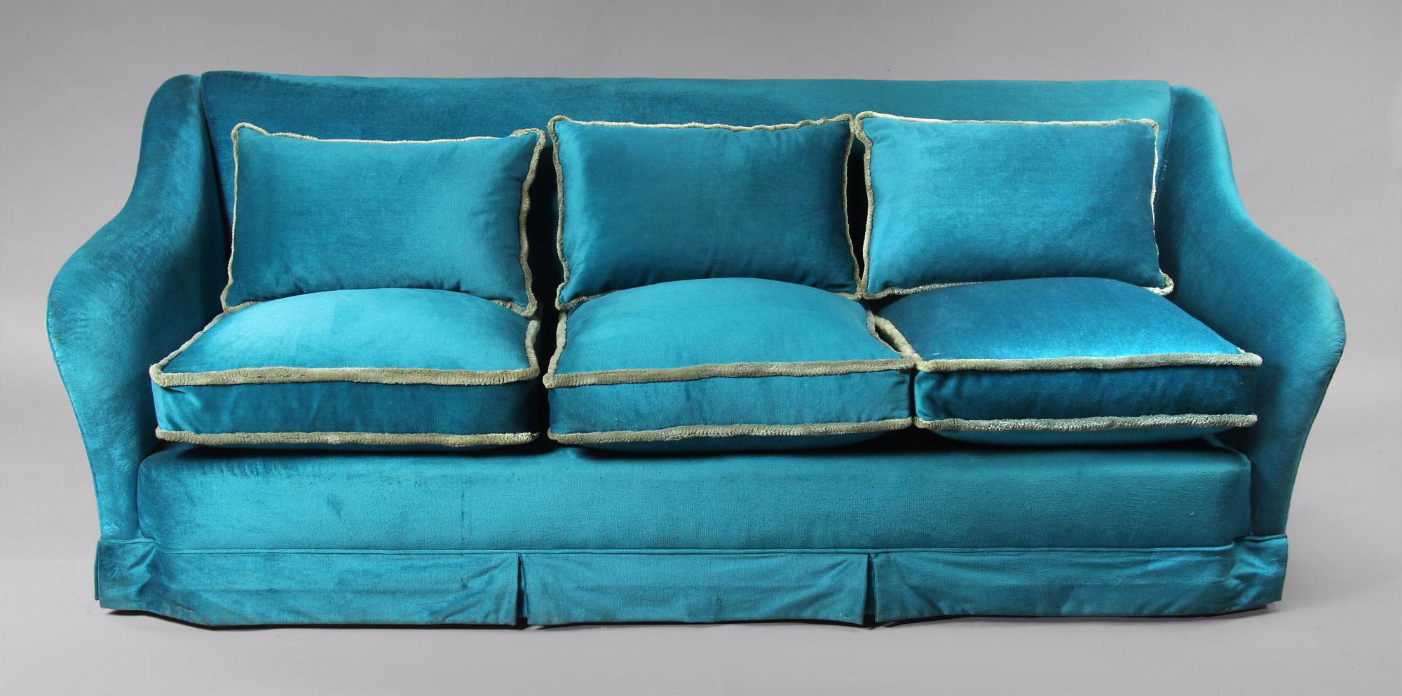  SOFA CONFORTABLE PARA TRES CUERPOS. 