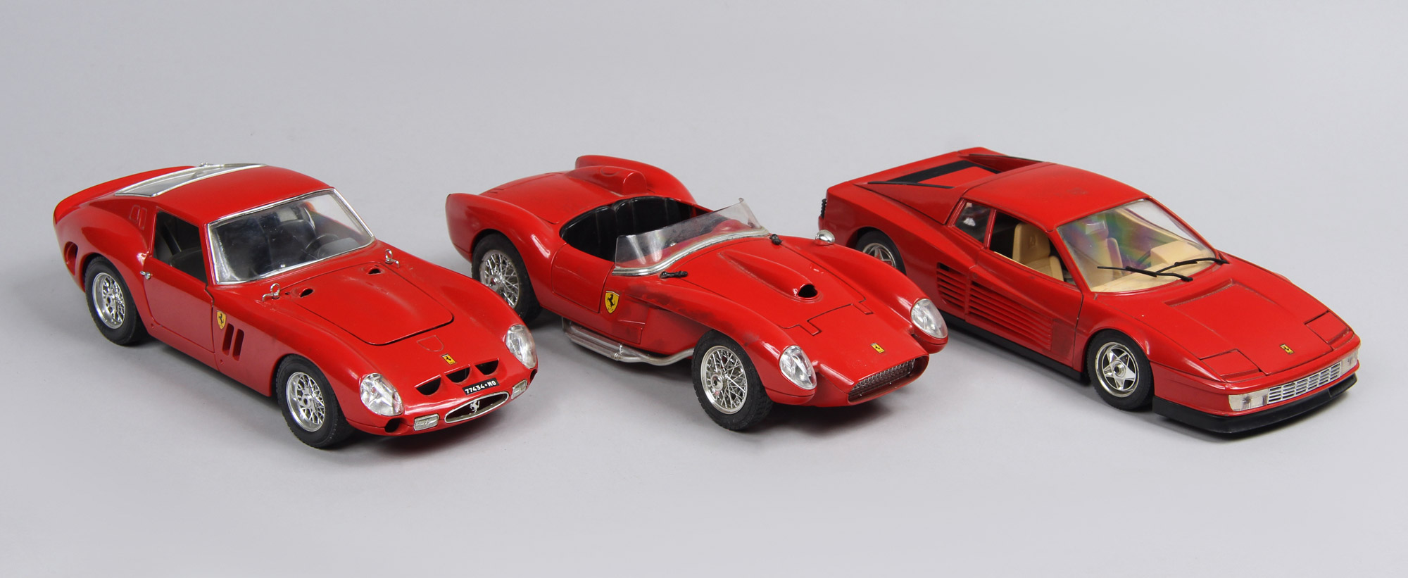  TRES REPLICAS A ESCALA DE AUTOMOVILES FERRARI. 