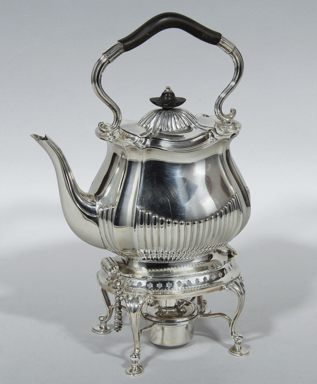  SAMOVAR INGLES DE METAL PLATEADO CON SOPORTE Y CALENTADOR. 